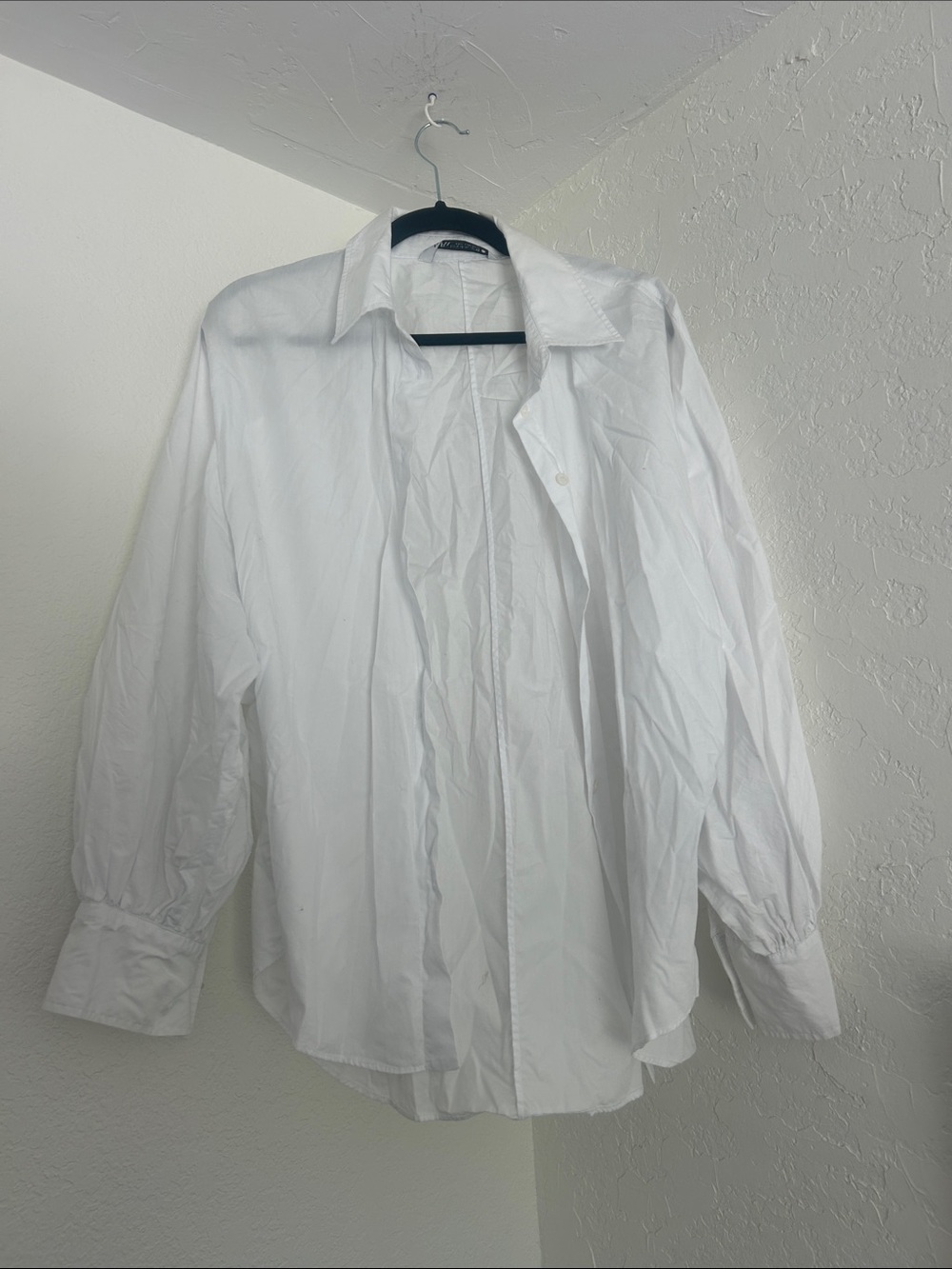 Zara White Button-Down Women's Shirt with balloon sleeves and shell cufflink